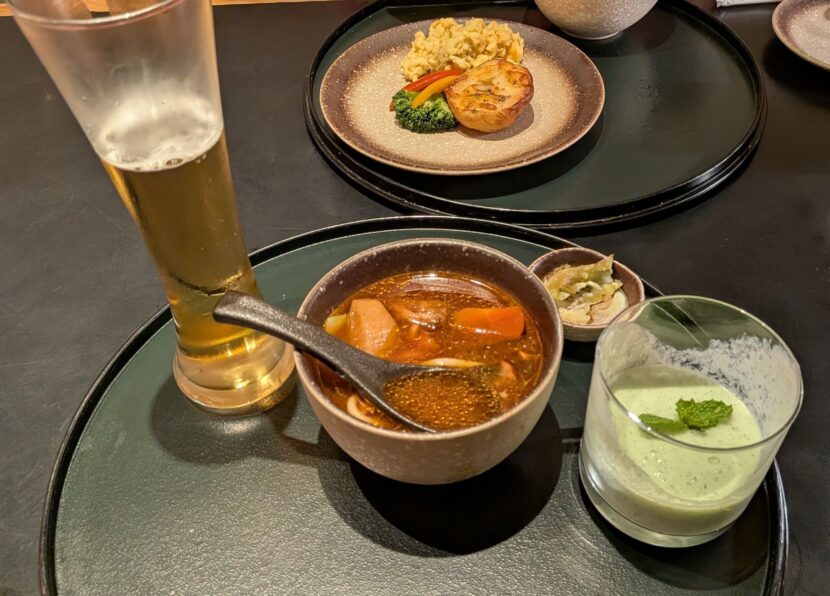【桃園空港】キャセイパシフィックラウンジ利用記｜ヌードルバー・担々麺・キャセイディライトを満喫